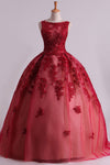 2022 Sexy col haut A-ligne robe de bal balayage train avec des perles et appliques Bourgogne