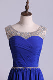 2022 Scoop robes de bal Une ligne plissés corsage en mousseline de soie avec des perles foncé Bleu Royal
