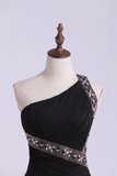 2024 robes noires Homecoming gaine court / mini Une épaule avec volants et de perles