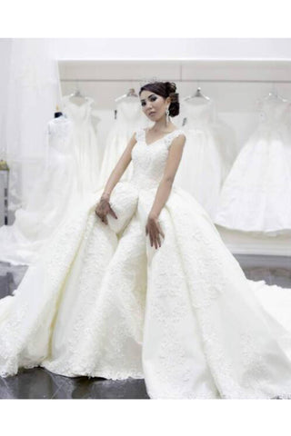 2024 robes de mariée luxueuses de cou de V Tulle avec le train de cour appliqué