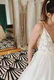 A-ligne bretelles spaghetti longueur de plancher col en V ivoire Long Beach Robes de mariée