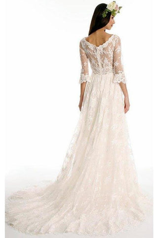 Une robe de mariée en dentelle à manches 3/4 avec traîne