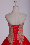 2024 sweetheart robes de Quinceanera robe de bal en tulle avec des perles &amp; Applique Longueur étage Rouge