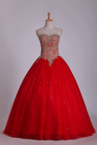 2024 sweetheart robes de Quinceanera robe de bal en tulle avec des perles &amp; Applique Longueur étage Rouge