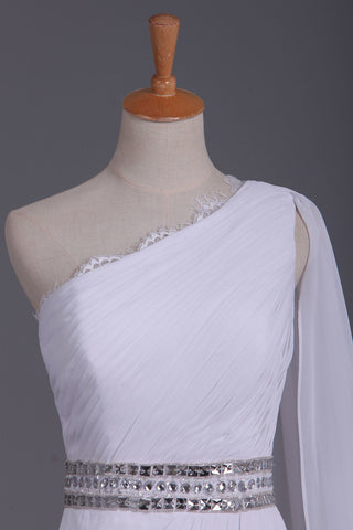 2024 blanc robe de bal une épaule plissée corsage gaine perles Waistline mousseline tribunal train