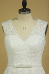 2022 Bouton Plus Size V-Neck robes de mariée A-ligne de train tribunal Tulle Avec Applique &amp; Ceinture couvert