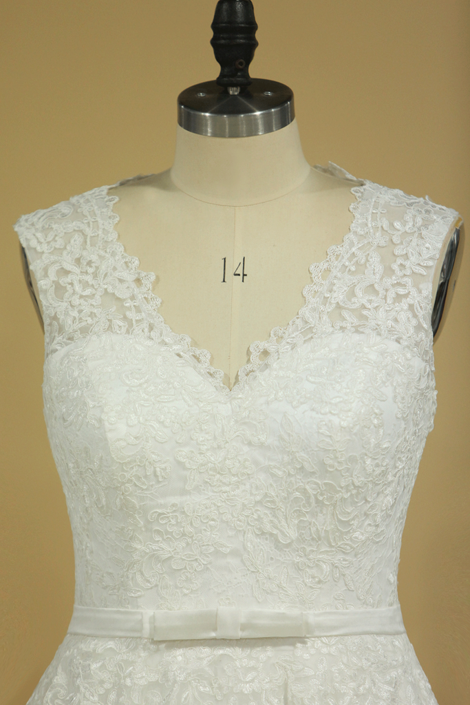2022 Bouton Plus Size V-Neck robes de mariée A-ligne de train tribunal Tulle Avec Applique &amp; Ceinture couvert