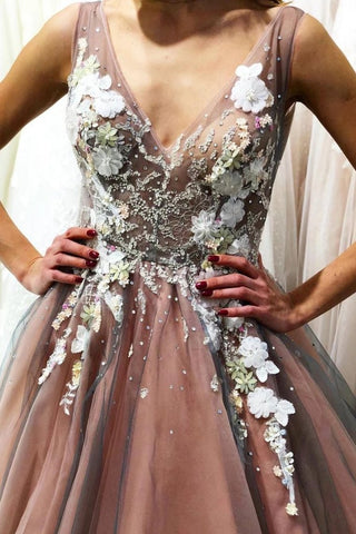 Une robe de soirée sans manches en tulle avec des fleurs, Une robe de bal magnifique avec des appliques