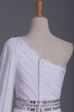 2024 blanc robe de bal une épaule plissée corsage gaine perles Waistline mousseline tribunal train