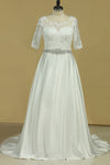 2024 Plus Size mi-longs manches des robes de mariée en satin avec Scoop Applique