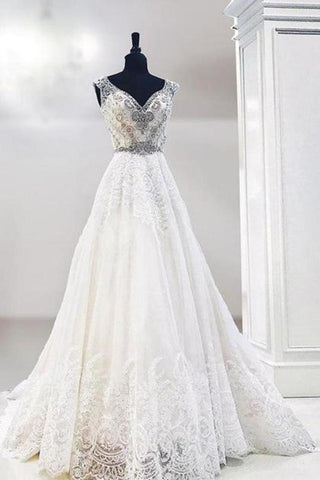 Une ligne de robes de mariée en tulle avec appliques et perles