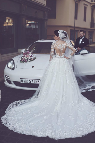Une ligne de robes de mariée en tulle à col rond avec des appliques, des robes de mariée
