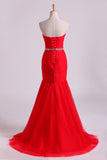 2024 Rouge sirène sweetheart étage longueur des robes de bal avec des volants et des perles Tulle
